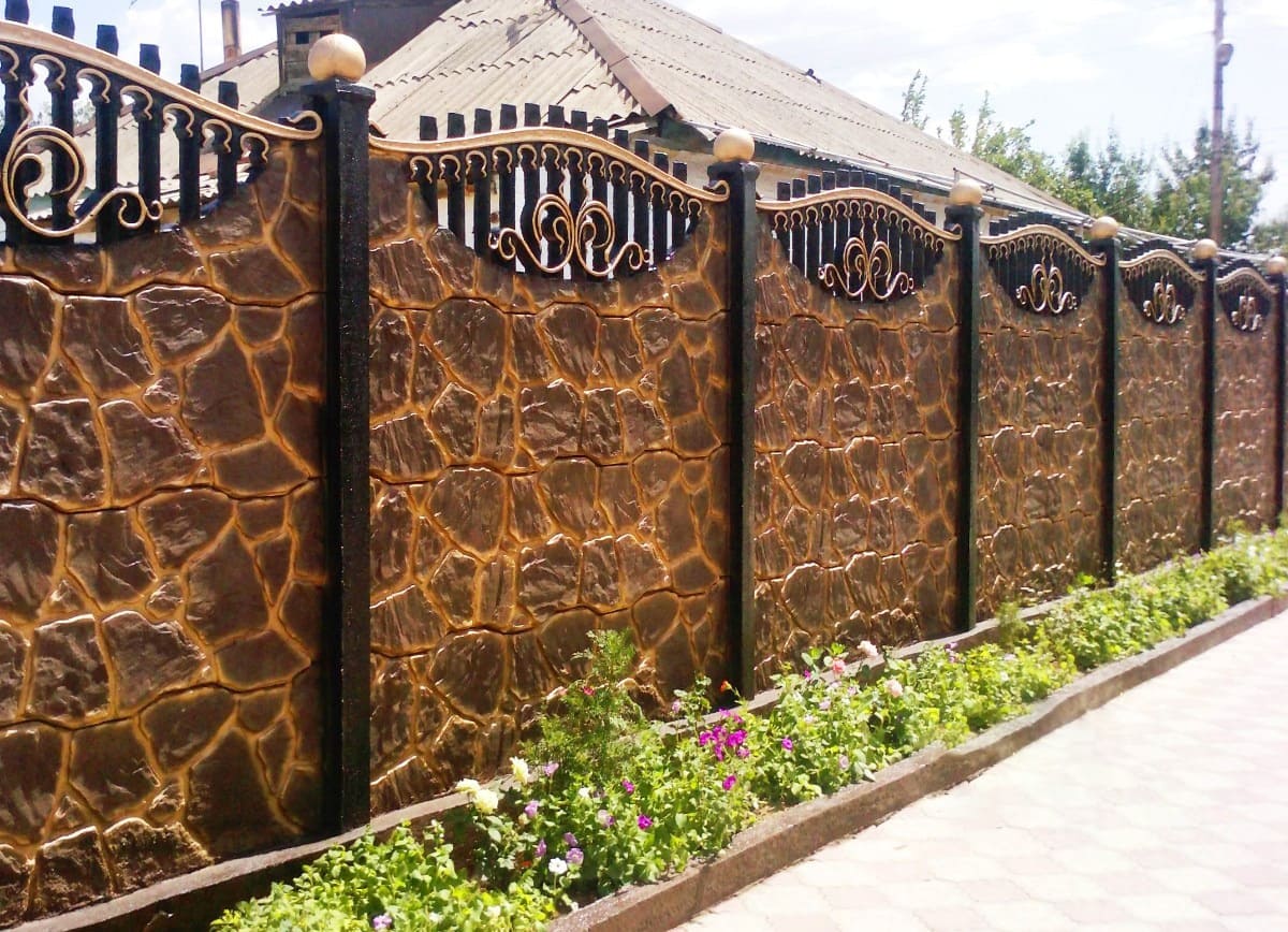 Забор для загородного дома бетонный с кованными элементами купить Москва