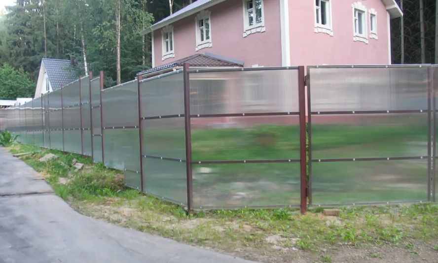 Забор с поликарбонатом для загородного участка купить Москва