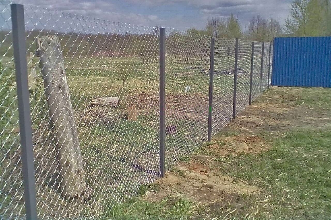 Забор для дома из сетки-рабицы на столбах купить Москва