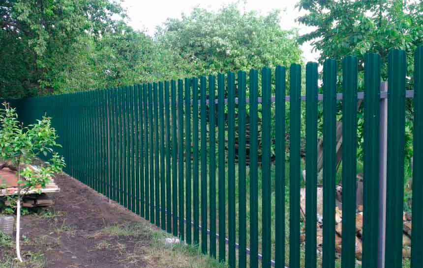 Забор из металлического штакетника зеленый купить Москва