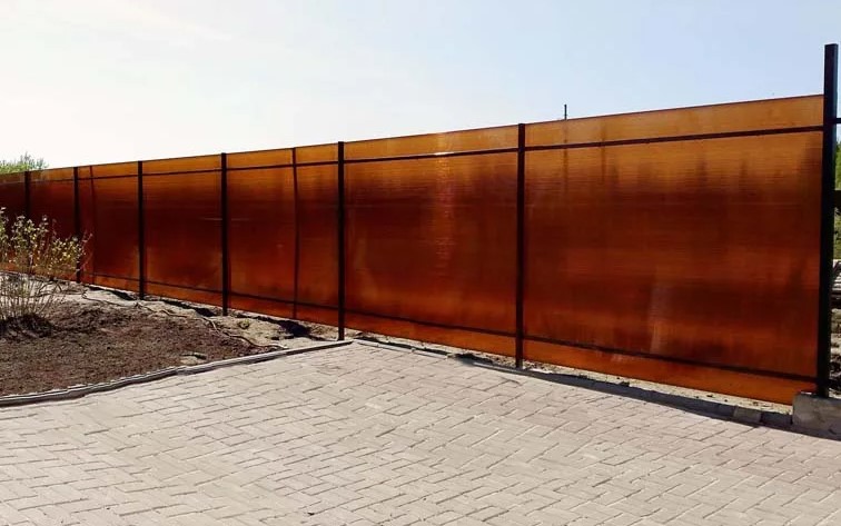 Забор из поликарбоната коричневого цвета купить Москва