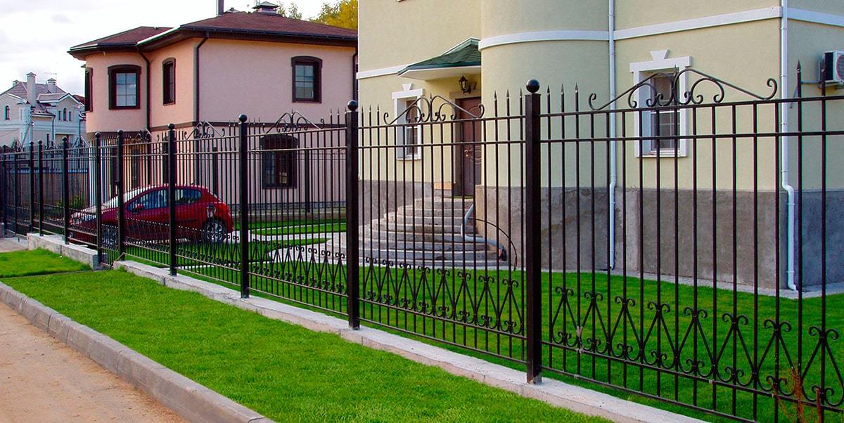 Забор для загородного дома металлический с дизайном купить Москва