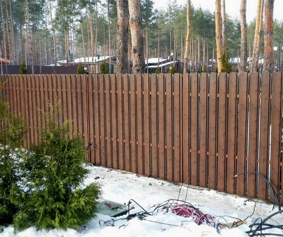Забор для частного дома из евроштакетника под дерево купить Москва