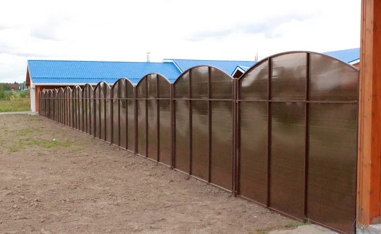 Забор из поликарбоната для дачи с арочным верхом купить Москва