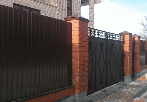 Металлический забор из профнастила на красных кирпичных столбах купить Москва