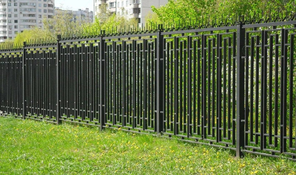 Забор сварной из прутьев для городского сквера купить Москва