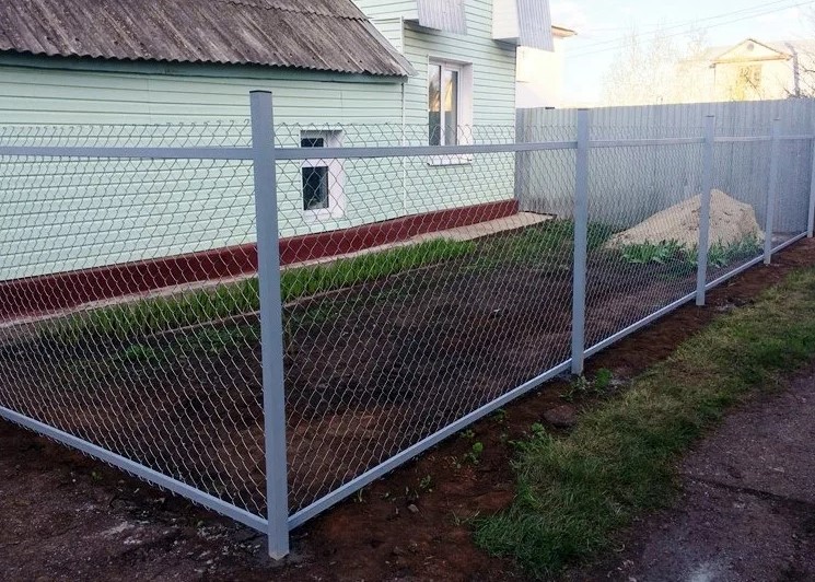 Забор из сетки рабицы для дачного участка купить Москва
