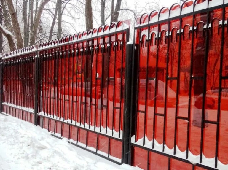 Забор с поликарбонатом красного цвета купить Москва
