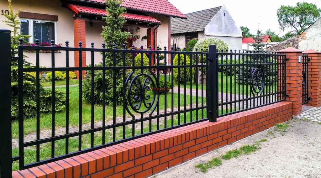 Забор для загородного дома кованый на кирпичных столбах купить Москва