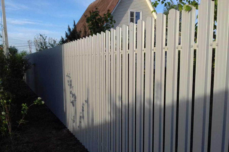 Штакетный забор из профнастила фото