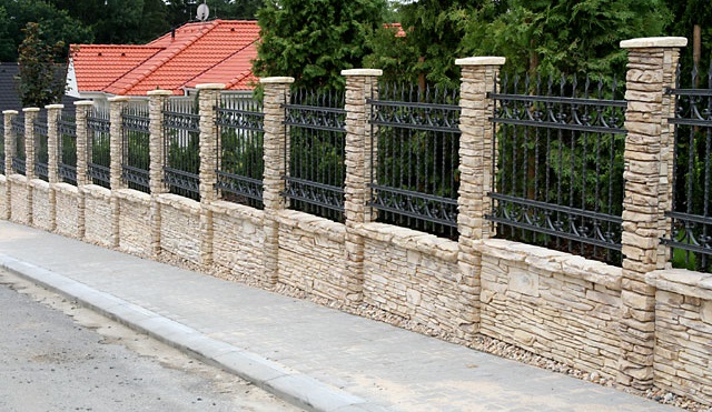 Металлический забор кованый на столбах из камня купить Москва