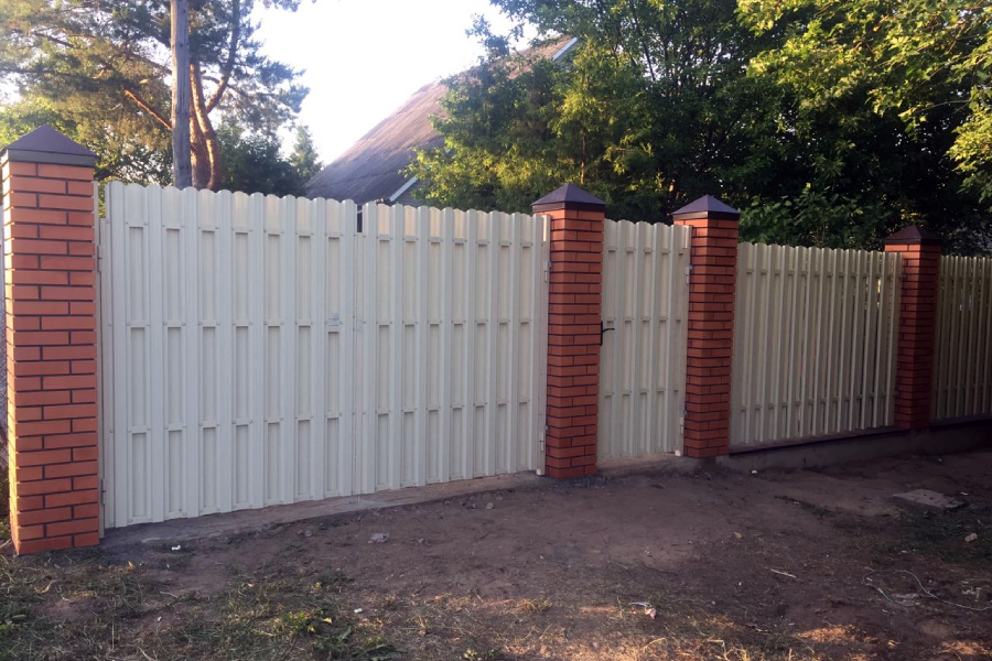 Забор из белого евроштакетника с кирпичными столбами купить Москва