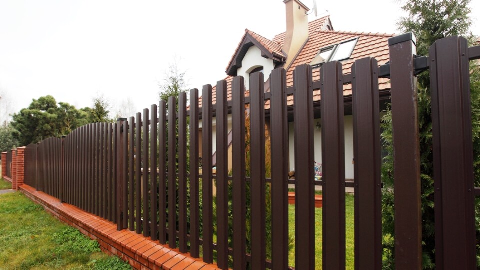 Забор для дачи из металлического штакетника коричневый купить Москва