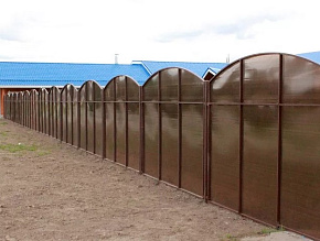 Забор из поликарбоната для дачи с арочным верхом купить Москва