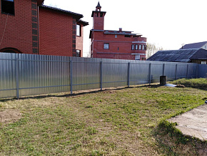 Оцинкованный забор из профлиста на сваях купить Москва