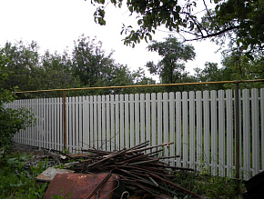 Белый забор из металлического штакетника для дачи купить Москва