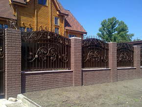 Кованый забор с кирпичными столбами купить Москва