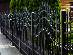 Забор для загородного дома металлический с пиками купить Москва