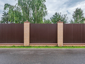 Забор из профнастила с кирпичными столбами коричневый купить Москва