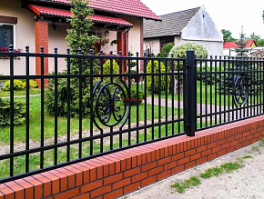 Забор для загородного дома кованый на кирпичных столбах купить Москва