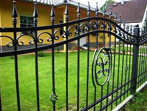 Забор для загородного дома кованый с пиками купить Москва