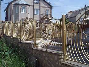 Забор металлический с коваными секциями купить Москва
