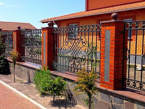 Железный забор кованый на красных кирпичных столбах купить Москва