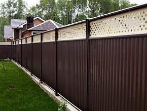Забор из профнастила коричневый с декоративными элементами купить Москва