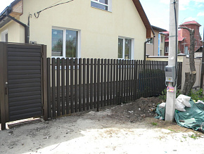 Забор из металлического штакетника коричневый купить Москва