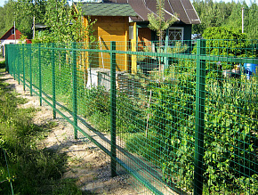 Забор на участке зеленый из сварной сетки купить Москва