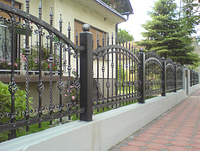 Забор для загородного дома кованый коричневый купить Москва
