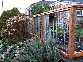 Забор для загородного дома из сварной сетки с деревянной основой купить Москва