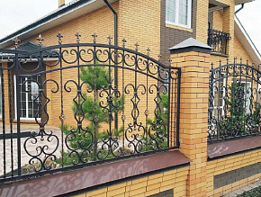 Забор кованый с кирпичными столбами купить Москва
