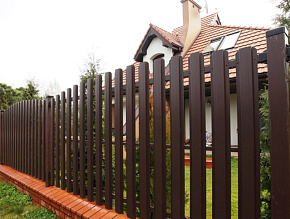 Забор для дачи из металлического штакетника коричневый купить Москва