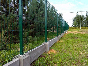 Забор для дачи из 3D-сетки на сваях купить Москва