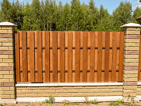 Забор для дачи из дерева с кирпичными столбами купить Москва