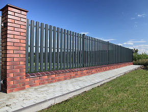 Забор из штакетника металлического со столбами кирпичными купить Москва