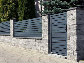 Забор металлический горизонтальный на каменных столбах купить Москва